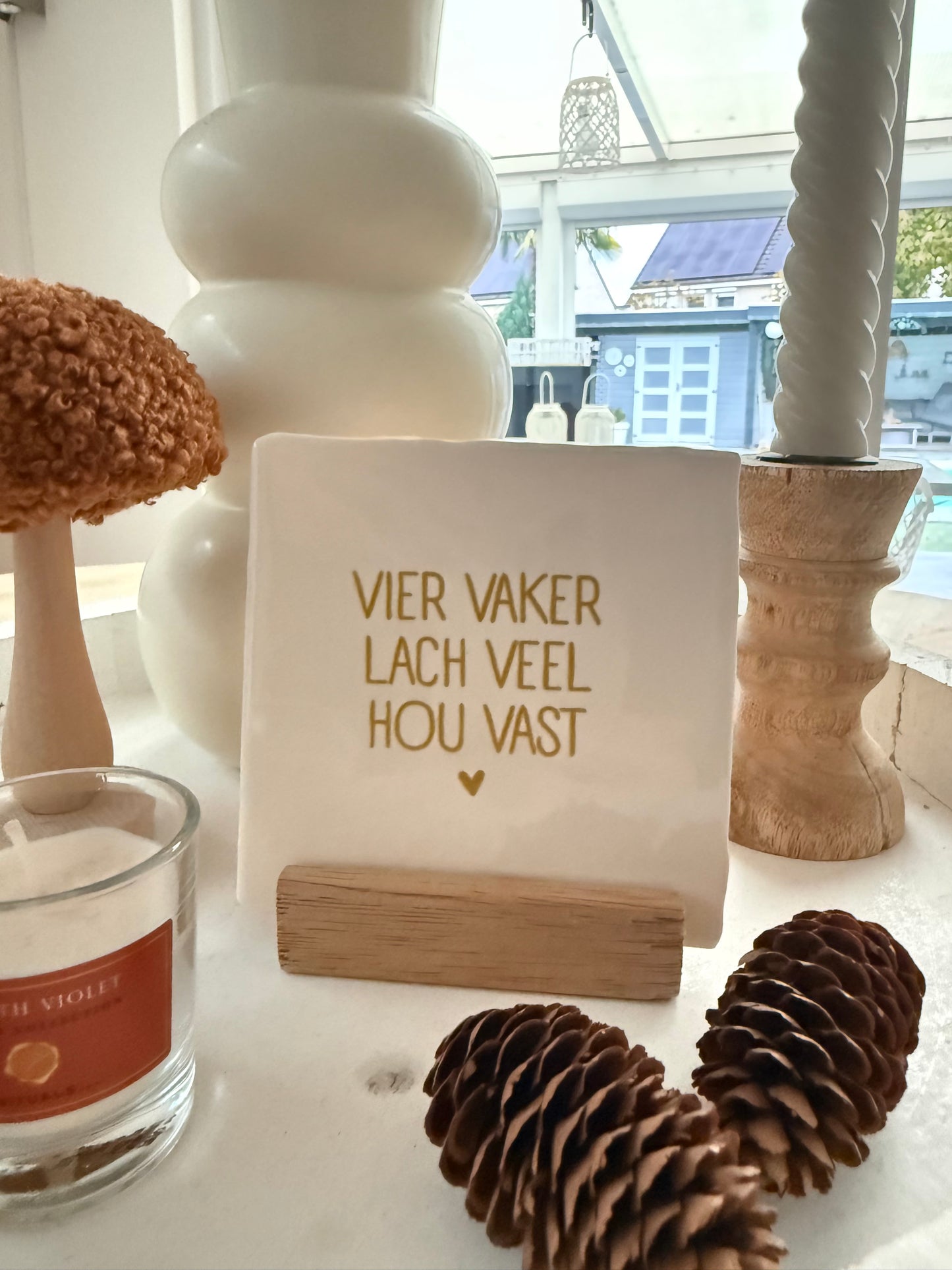 Tegeltje ‘vier vaker, lach veel, hou vast’