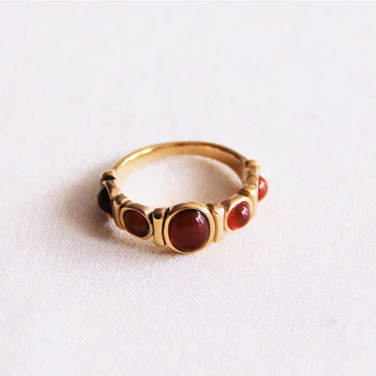Ring met bordeaux stenen