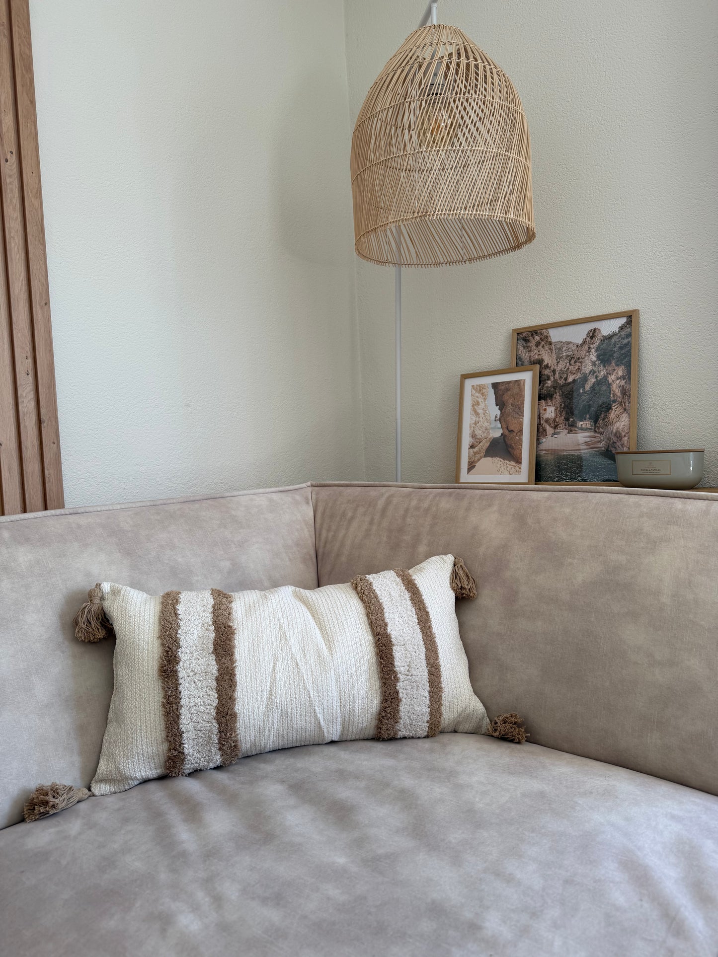Beige kussen met kwastjes en design