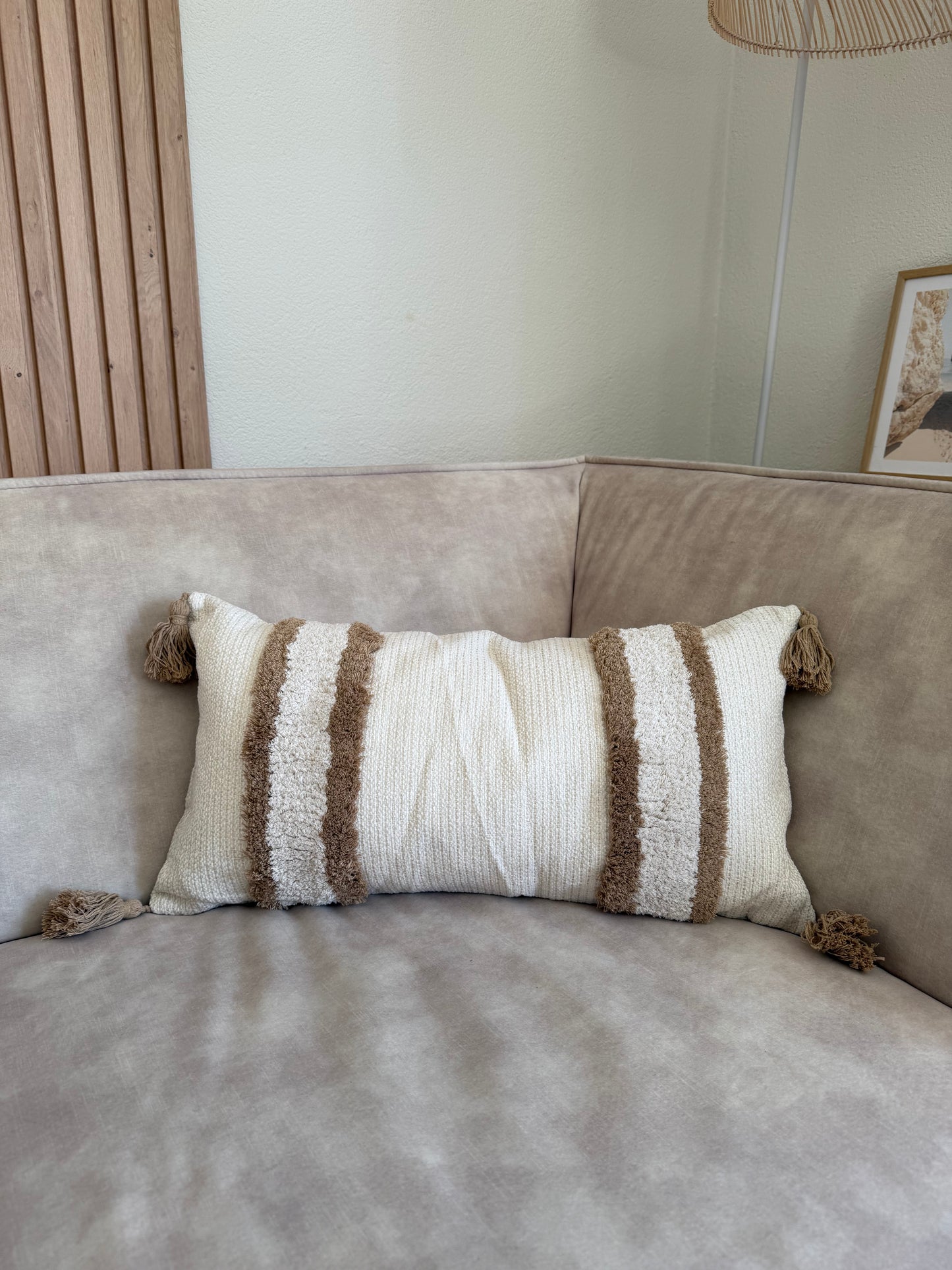 Beige kussen met kwastjes en design