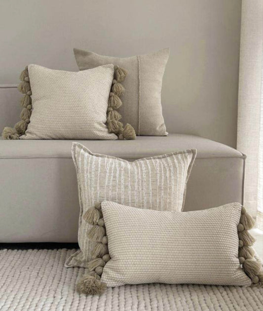 Beige kussen met kwastjes