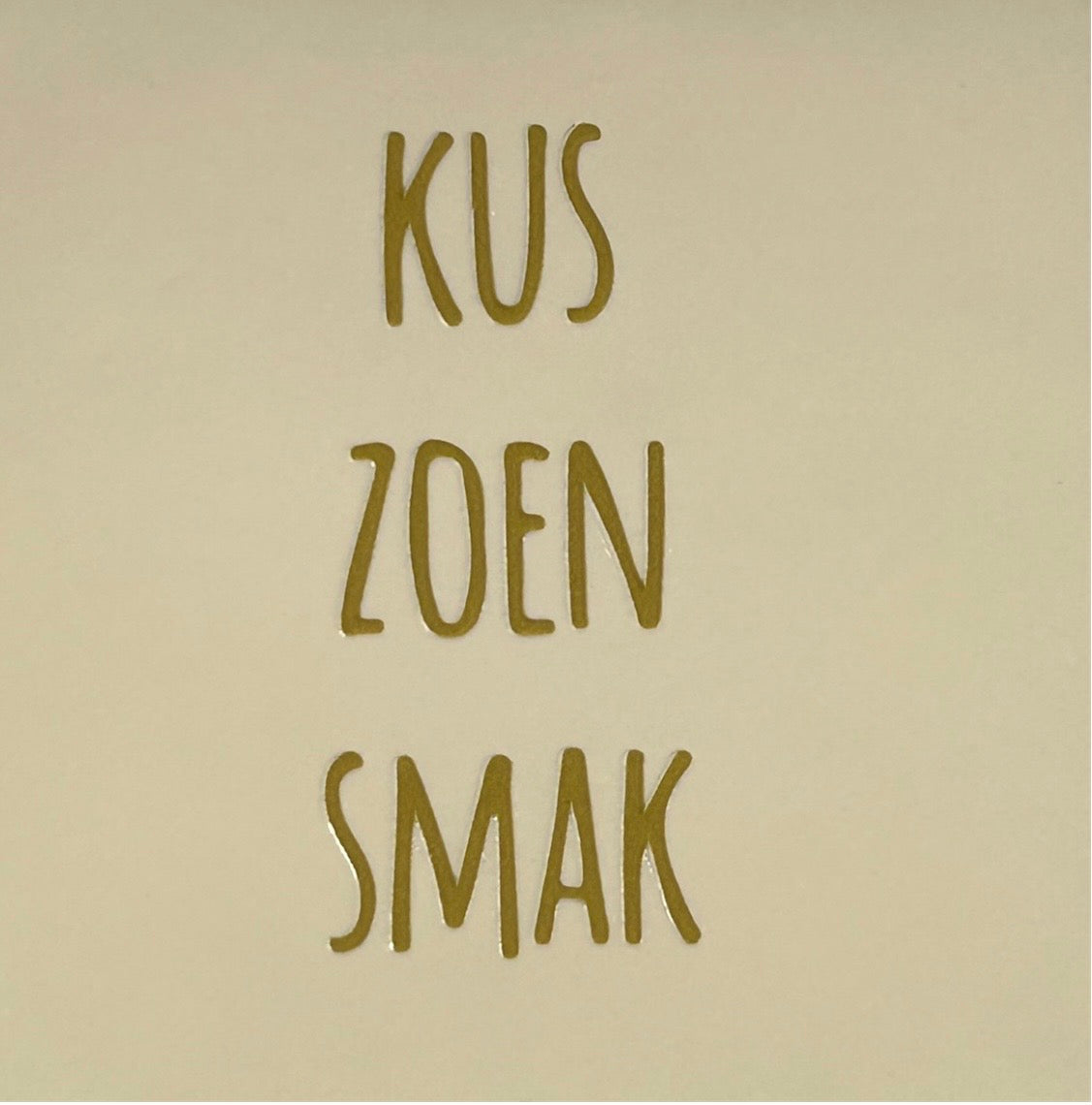 Tegeltje ‘kus, zoen, smak’