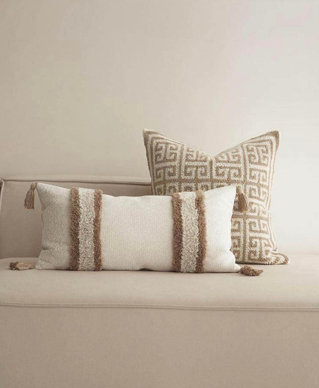 Beige kussen met kwastjes en design