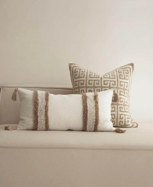 Beige kussen met kwastjes en design