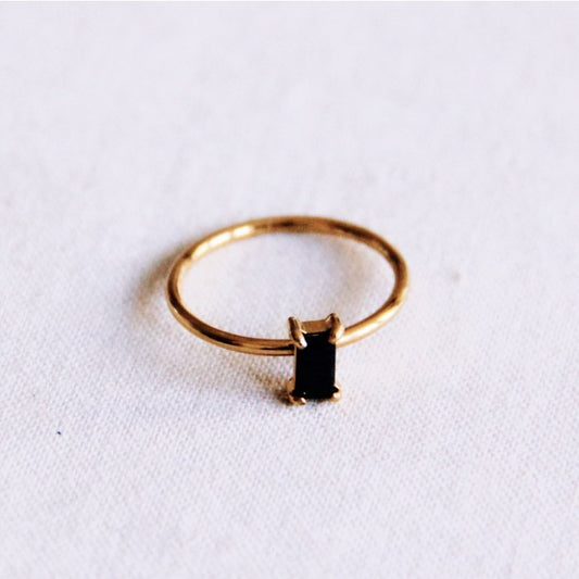 Ring met zwarte steen