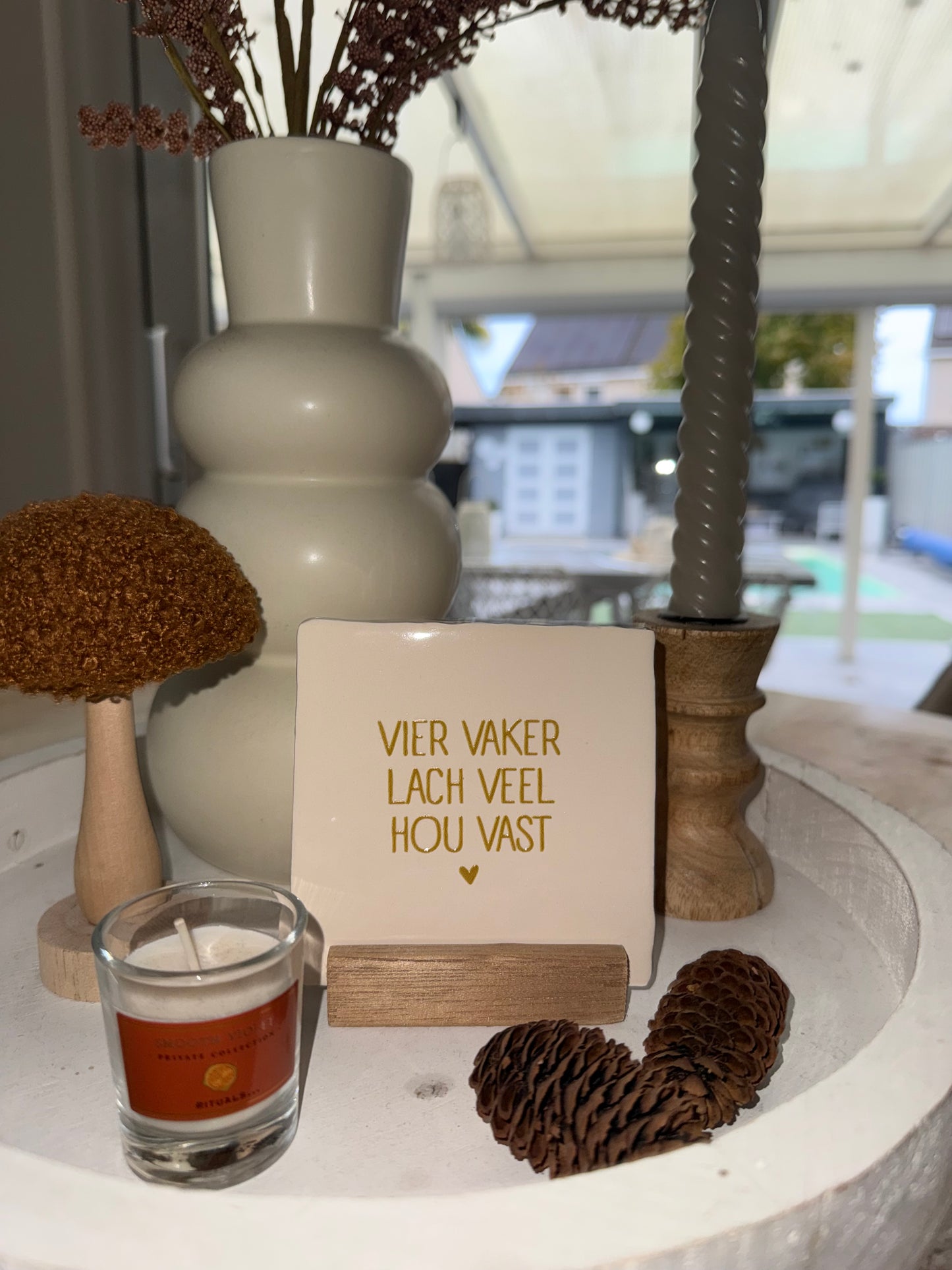 Tegeltje ‘vier vaker, lach veel, hou vast’