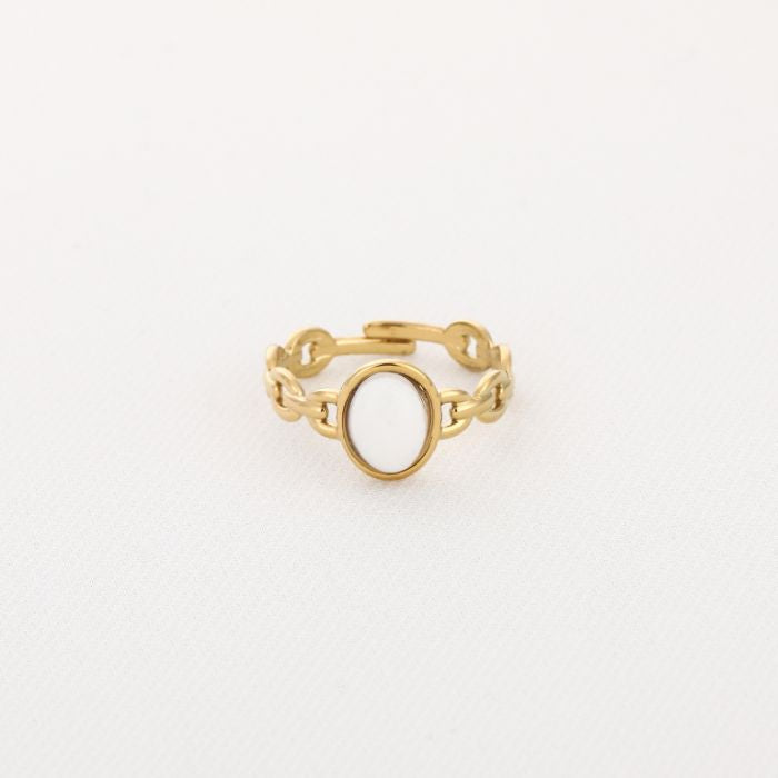 Ring met witte steen