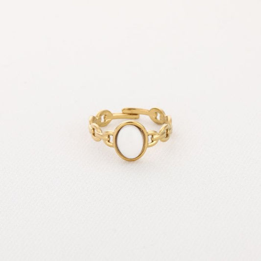 Ring met witte steen