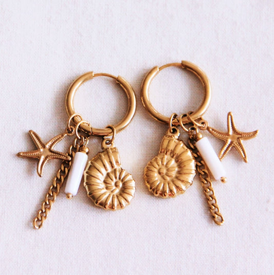 Gouden oorbel met beach bedels